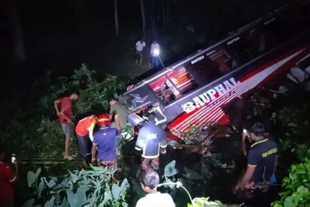 নিয়ন্ত্রণ হারিয়ে মধ্যরাতে ঢাকাগামী বাস খাদে, নিহত ১