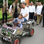 প্রতিবন্ধী কলেজছাত্রের তৈরি গাড়িতে চড়ে ঘুরলেন প্রধানমন্ত্রী
