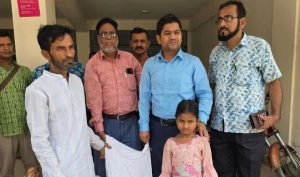 সংসারের চাকা ঘোরাতে ছোট্ট লামিয়ার ভ্যান চালানো ভাইরাল, পাশে দাঁড়াল ইউএনও