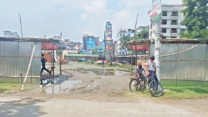 শিক্ষা প্রতিষ্ঠানের পাশেই মেলার গণশৌচাগার
