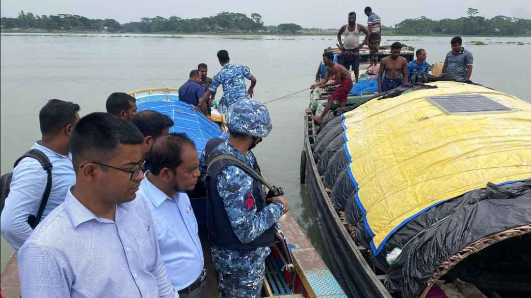 পিরোজপুরে ১৩ মণ রেণু জব্দ, ৭ জেলের কারাদণ্ড