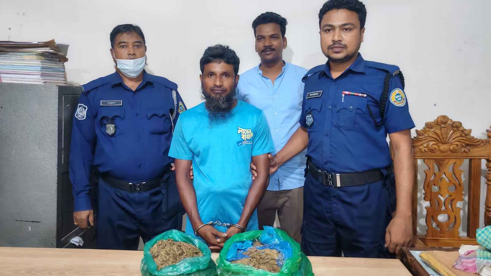 পটুয়াখালীতে গাঁজাসহ মাদক ব্যবসায়ী গ্রেফতার